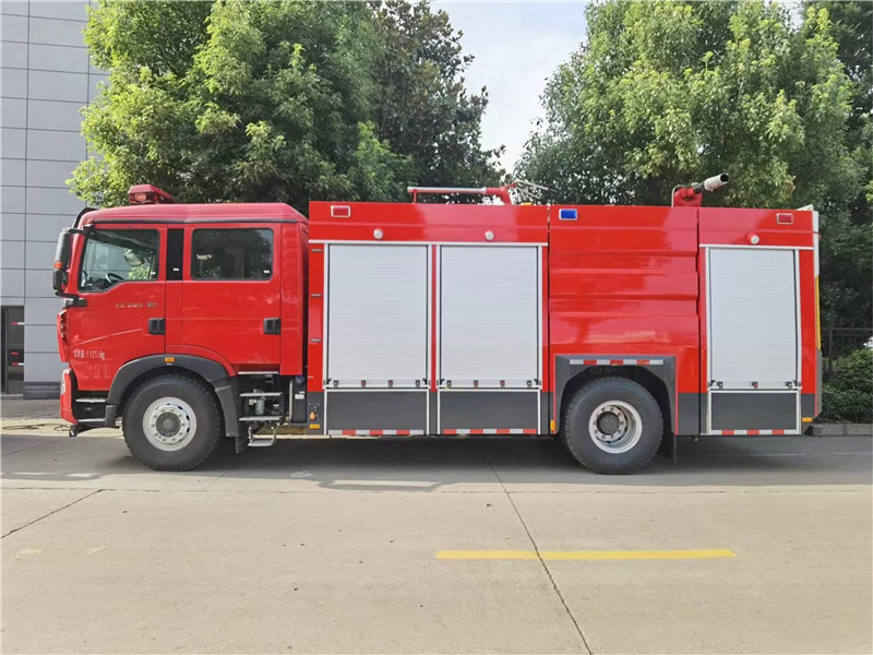 豪沃7噸干粉水聯(lián)用消防車