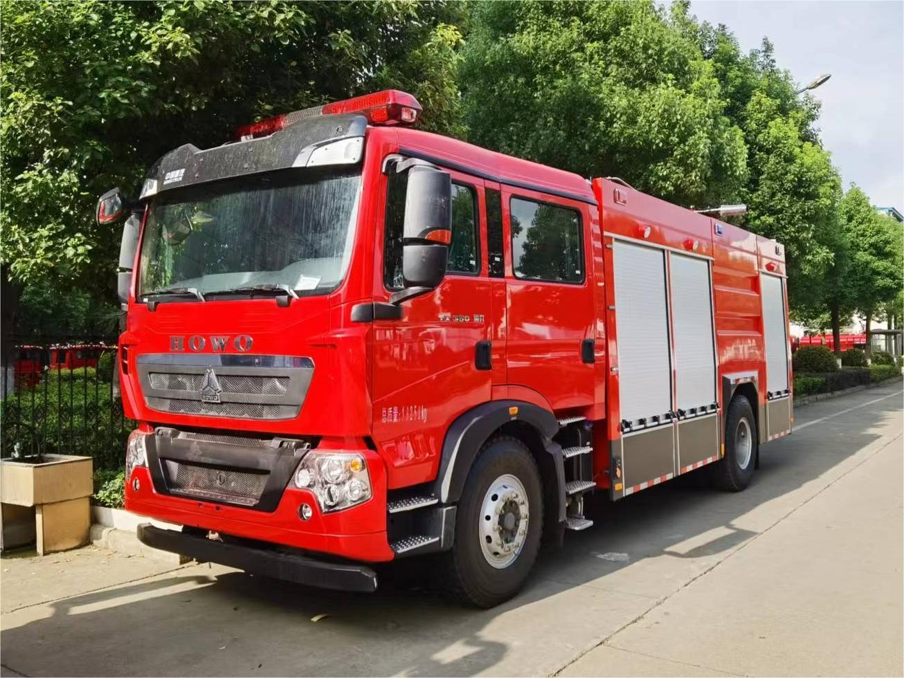 豪沃7噸干粉水聯(lián)用消防車